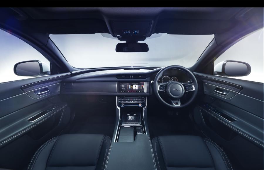  Jaguar XF S AWD 2015 года  (фото 26 из 43)